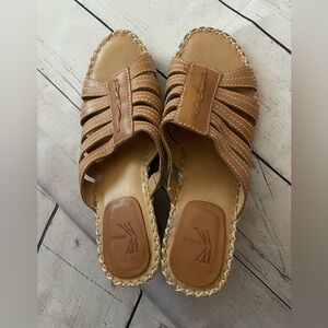 White Mountain ‘Adelfa’ Tan / Honey Mule 2.5 inch heel Sandals 7.5